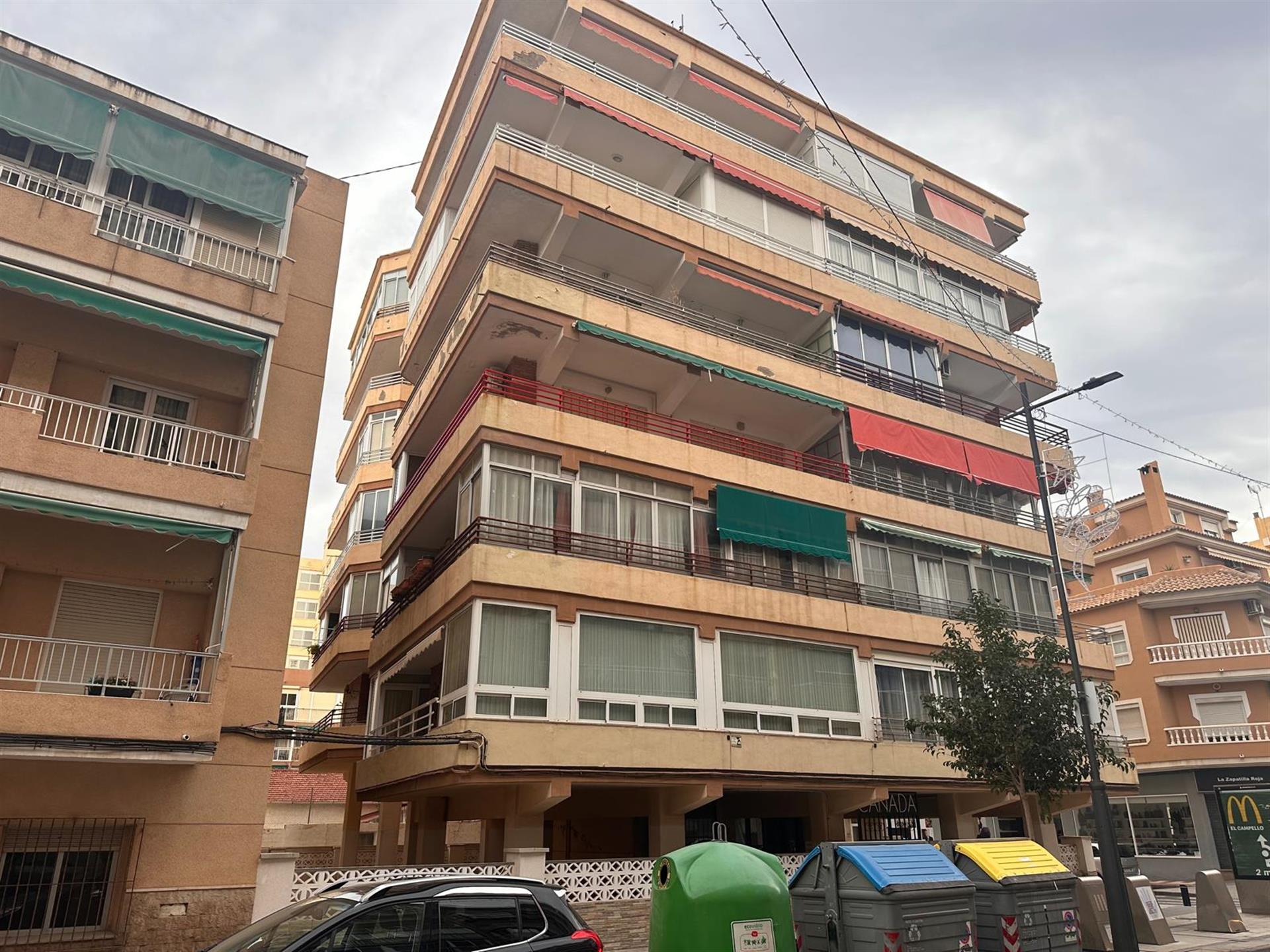 Oportunidad: Apartamento de 2 dormitorios para reformar, centro de la ciudad en El Campello (Alican