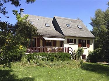 €188 000: pekný rodinný dom, žijú v parku sopky Auvergne. Veľmi pekný výhľad.