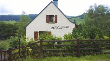 €188 000: pěkný rodinný dům, žijící v parku sopky Auvergne. Velmi pěkný výhled.