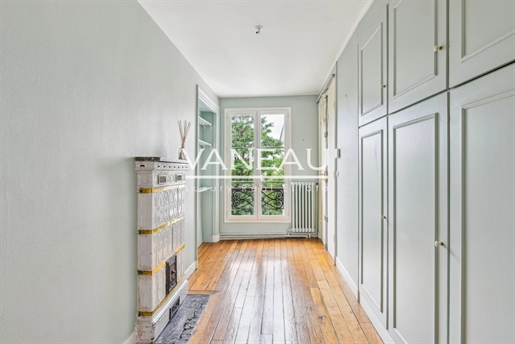 Paris 7 - Rue Du Pre Aux Clercs - Family Apartment - Garden View - 4 Bedrooms - Balcony