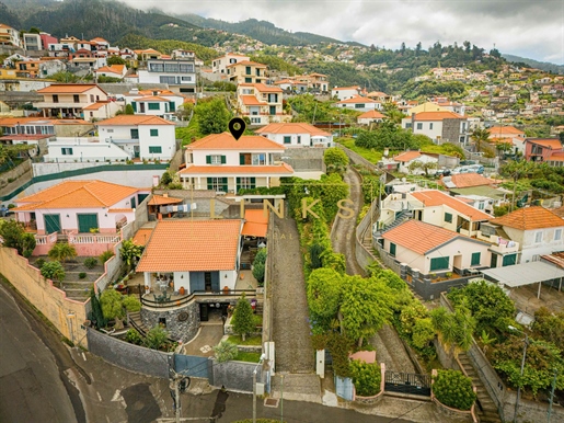 Moradia T3+1 com Piscina, Vista Mar e Churrasqueira no Funchal