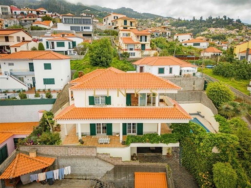 Villa de 3+1 chambres avec piscine, vue sur la mer et barbecue à Funchal