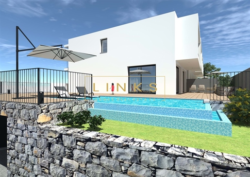Development of 5 luxury townhouses with sea and Funchal city views