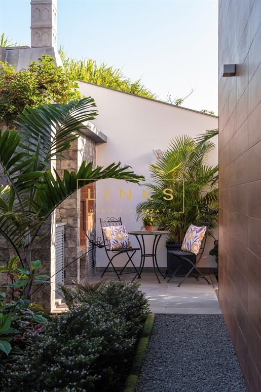 Residência de Prestígio: Casa Moderna com Piscina Infinita e Vista Mar Excecional na Ponta do Sol