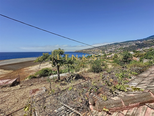 Moradia T2 para Remodelação com Vista Mar e Aeroporto - Santa Cruz