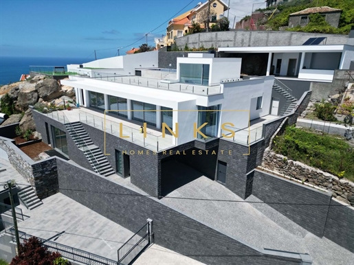 Luxury 3 bedroom villa with stunning views of the ocean and mountains in Ribeira Brava
