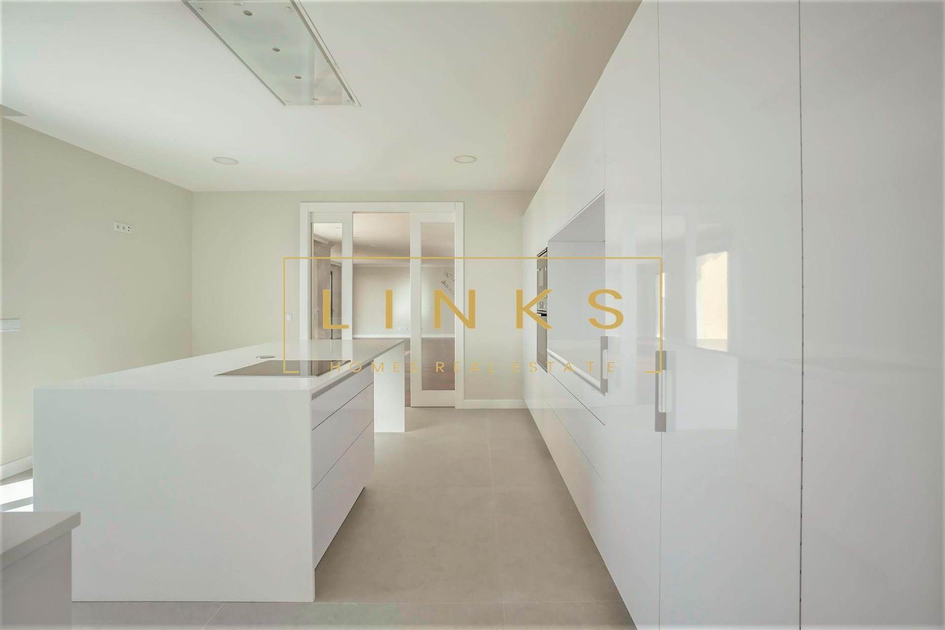 Incredible 3 Bedroom Villa With Sea View
