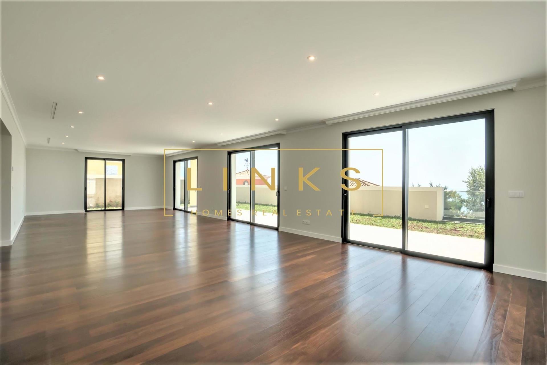 Incredible 3 Bedroom Villa With Sea View
