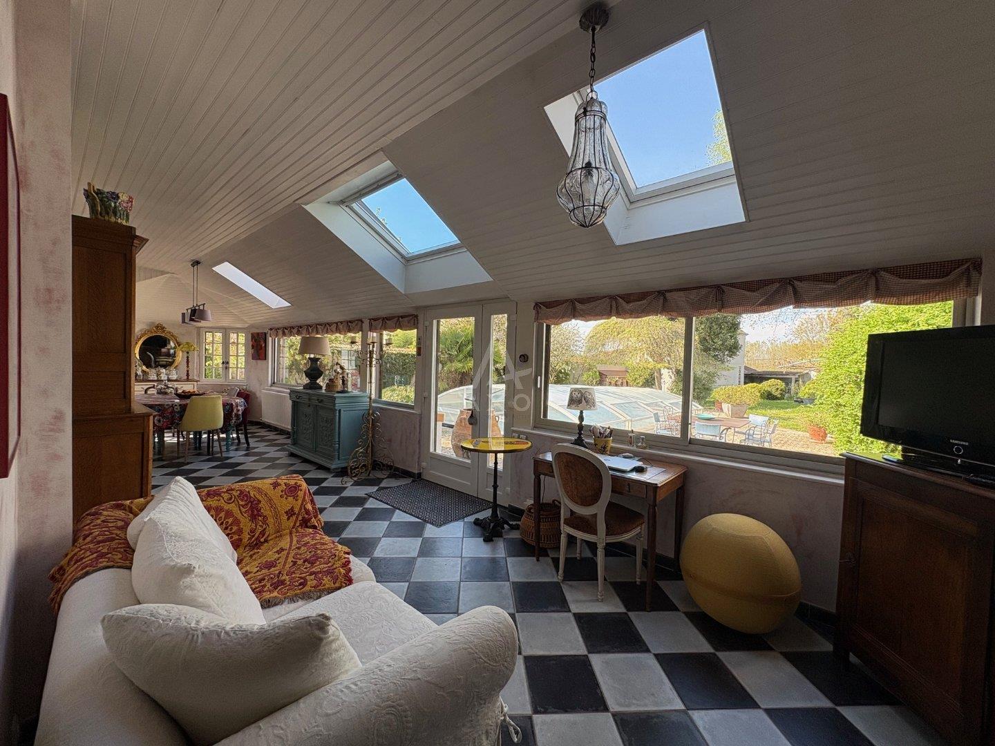 Grande Maison De Maître, 10 pièces, piscine, jardin et garage.