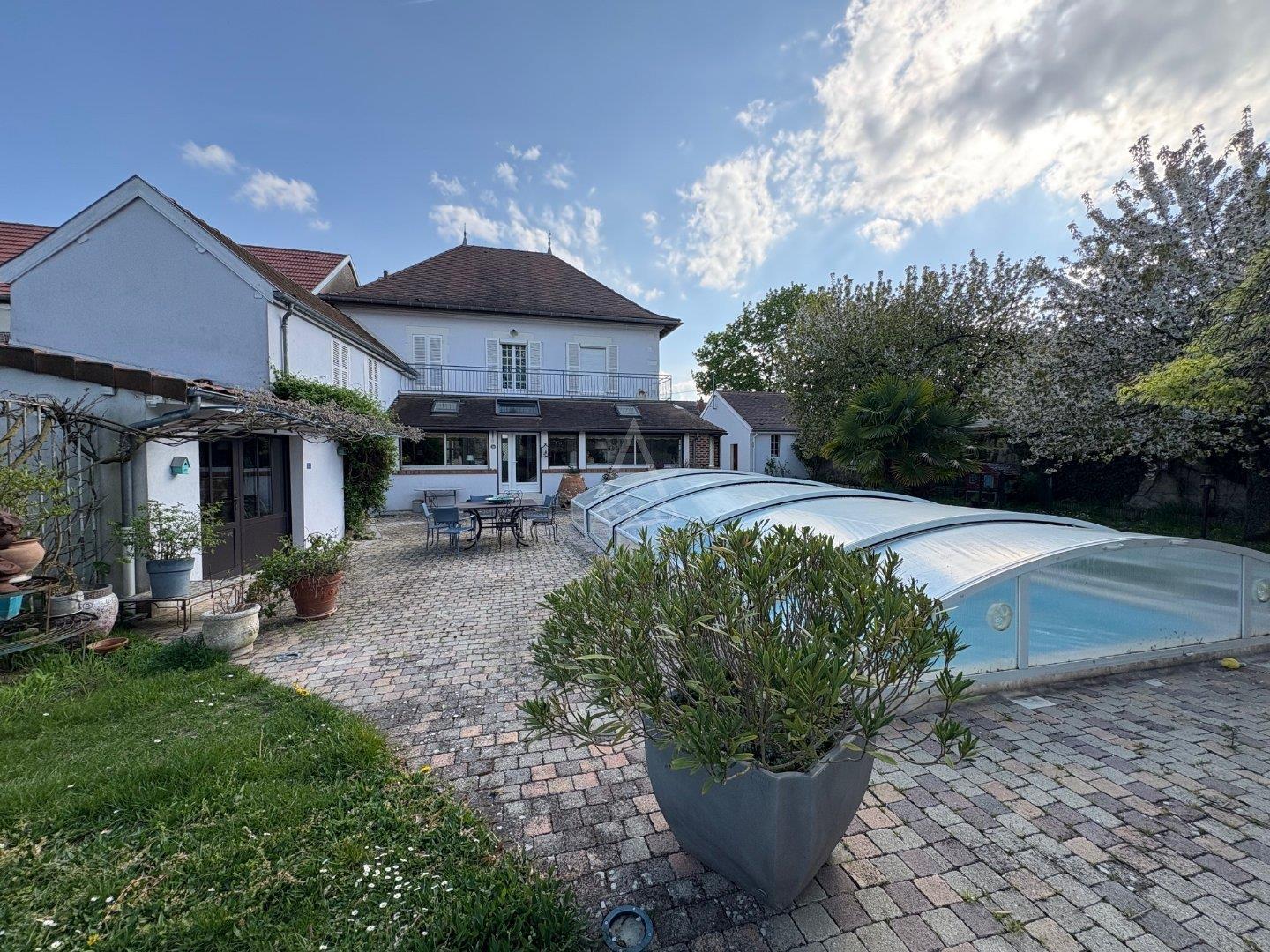 Grande Maison De Maître, 10 pièces, piscine, jardin et garage.