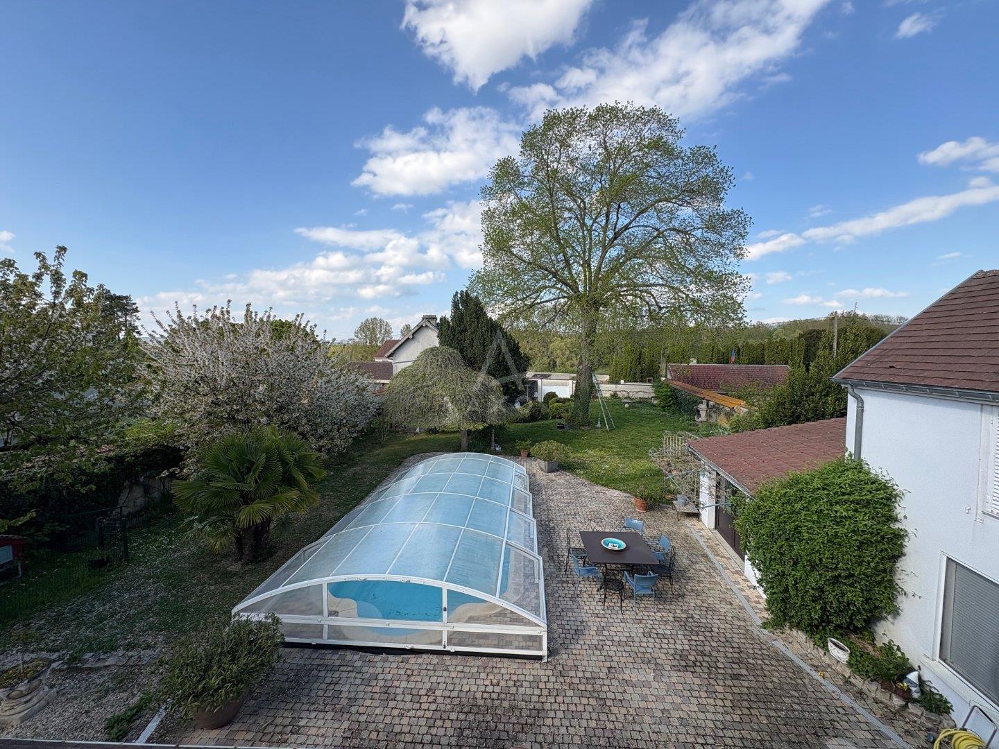 Grande Maison De Maître, 10 pièces, piscine, jardin et garage.
