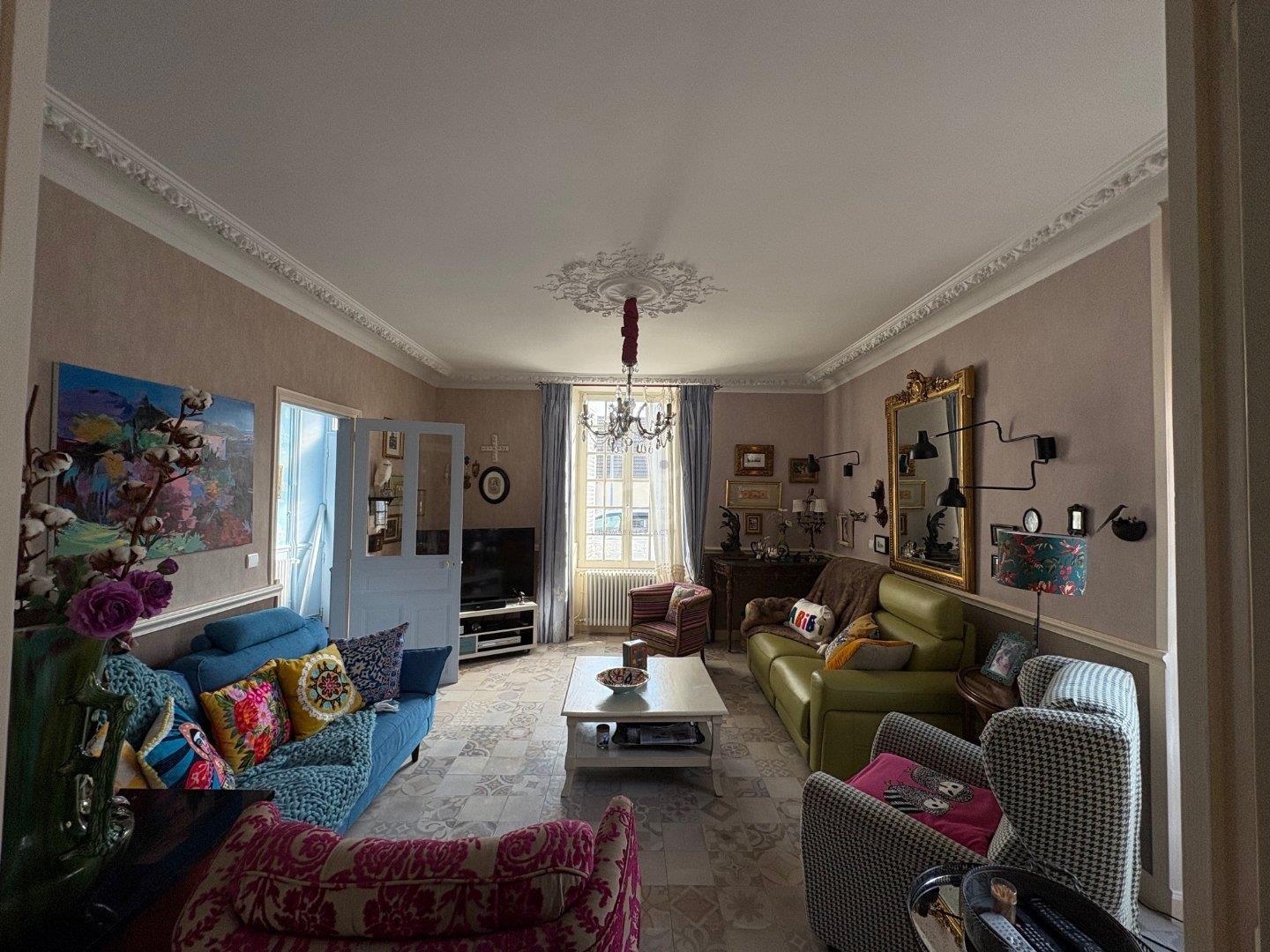 Grande Maison De Maître, 10 pièces, piscine, jardin et garage.