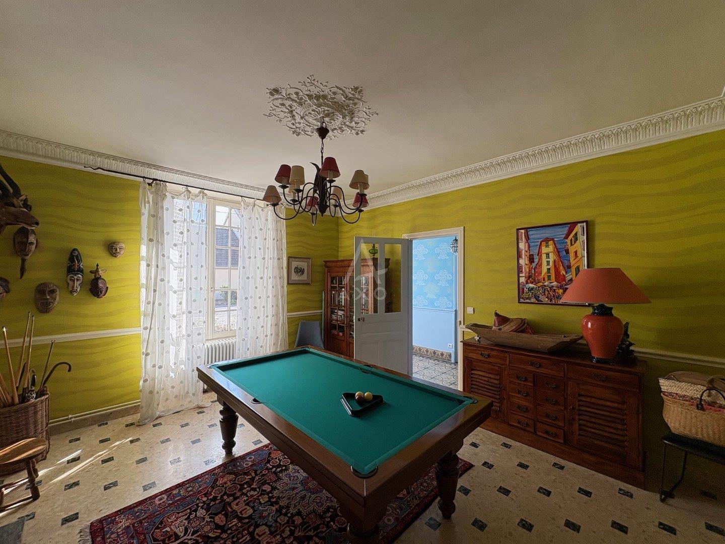 Grande Maison De Maître, 10 pièces, piscine, jardin et garage.