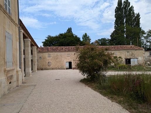 Ancienne propriété viticole avec maison de Maître et dépendances.