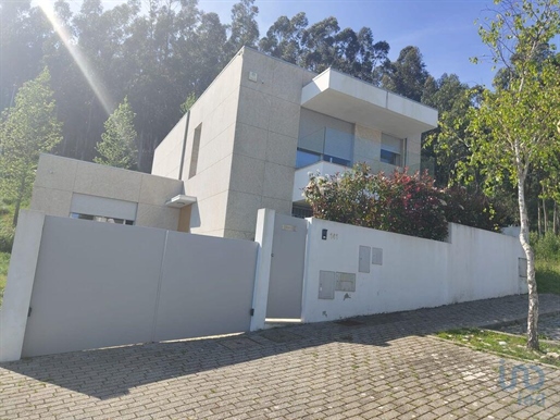 Home / Villa with 5 Rooms in Viana do Castelo with 384,00 m²