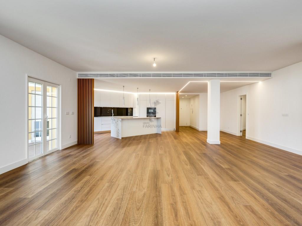 Magnificent 4-bedroom apartment in the Páteo da Beloura gated community, brand new and fully equippe
