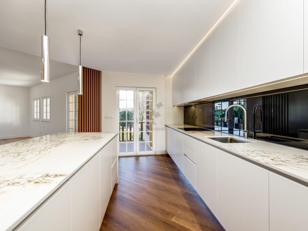 Magnificent 4-bedroom apartment in the Páteo da Beloura gated community, brand new and fully equippe