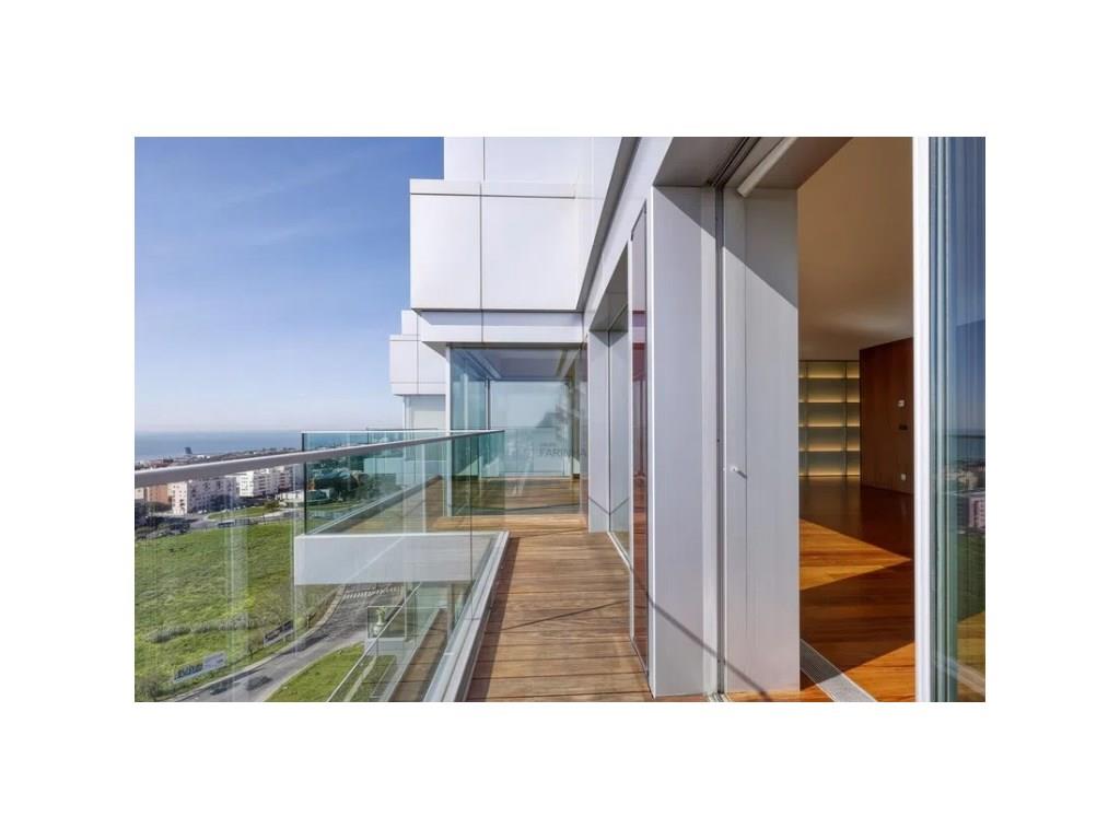 Brand new T4 apartments of various sizes and orientations, of a high standard, ready to move into