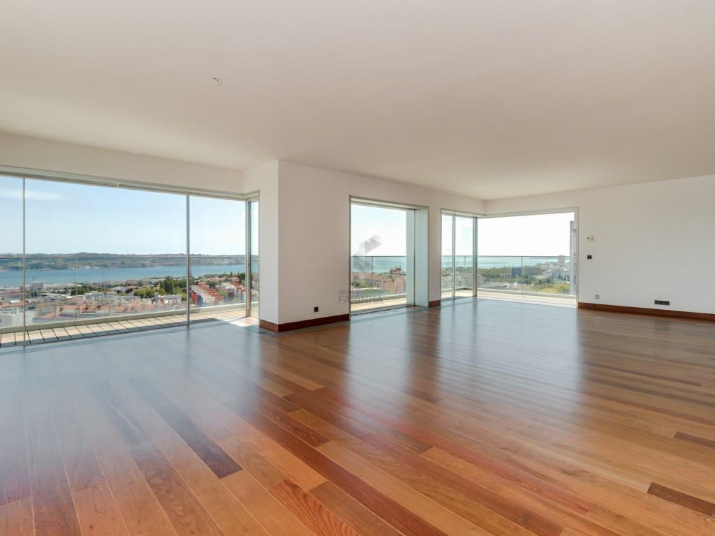 Brand new T4 apartments of various sizes and orientations, of a high standard, ready to move into