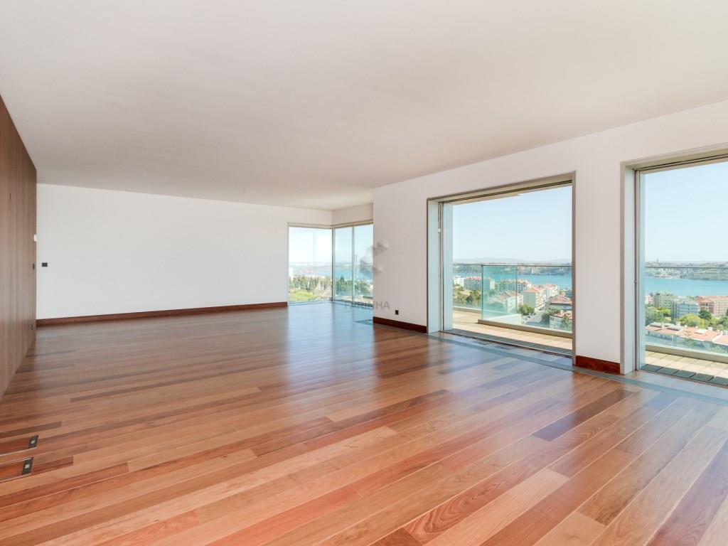 Brand new T4 apartments of various sizes and orientations, of a high standard, ready to move into