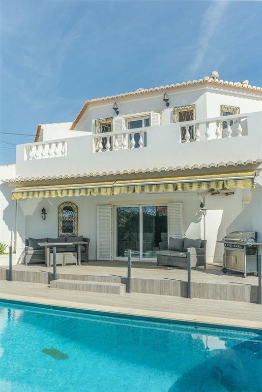 Home / Villa with 4 Rooms in Faro with 170,00 m²