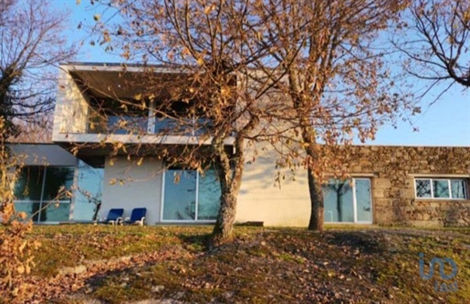 Home / Villa with 3 Rooms in Viseu with 321,00 m²