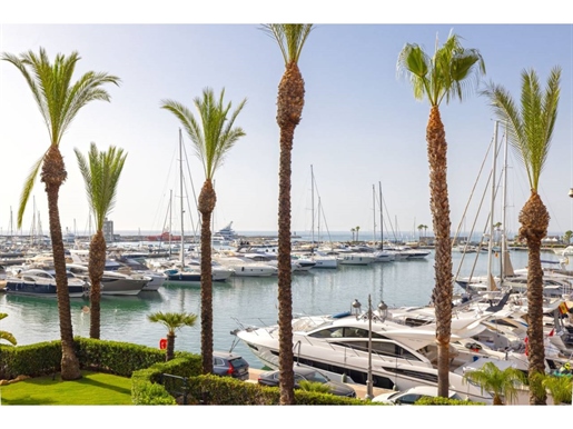 Blick auf das Meer und den Hafen im Zentrum von Sotogrande