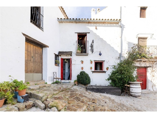 Beautiful and coquettish house situated in a privileged location, full of history and romanticism.