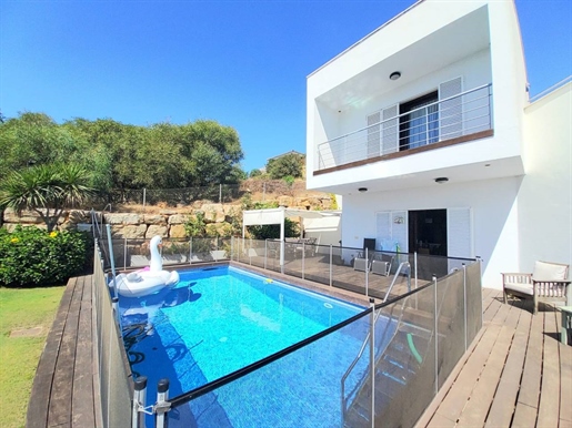 Moderne Villa mit Blick auf das Mittelmeer