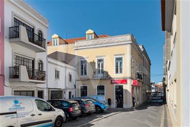 Building with approved project for housing and commerce in the Center of Peniche