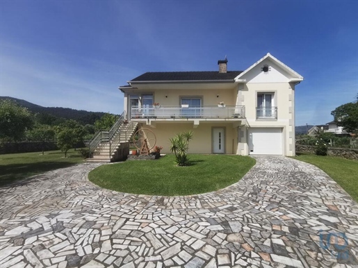 Dorpshuis met 4 Kamers in Viana do Castelo met 272,00 m²