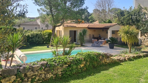 Uzès at walking distance, beautiful property on 1800 m2 wooded garden with swimming pool and views o