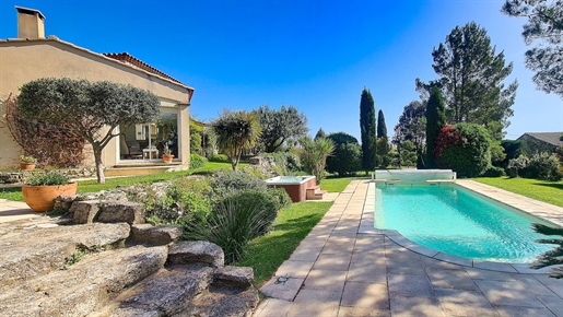 Uzès at walking distance, beautiful property on 1800 m2 wooded garden with swimming pool and views o