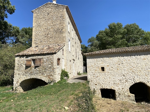 Ancien moulin, datant du 14 ème siècle, avec des éléments d’origine, en partie rénové, sur 4,5 ha de