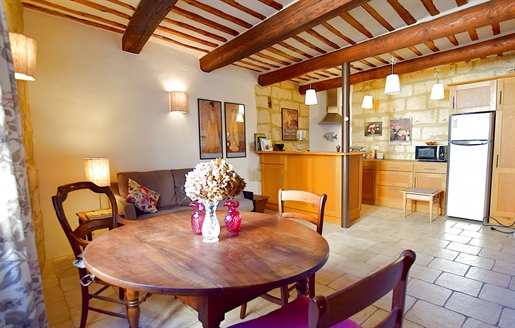 Uzes, protected center, beautiful 18th century town house, 70 m2 of living space, 2 bedrooms, plus t