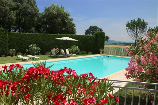 Rhône-dalen, elegant ejendom med lejelejligheder beliggende på 2 hektar skovklædt grund med saltwa