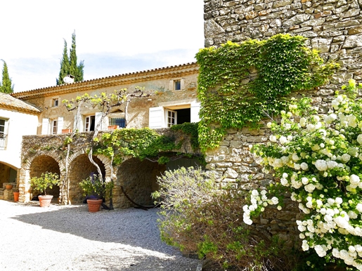 Uzès region: splendid mas dating from the 18th century in the countryside... Stylish and chic