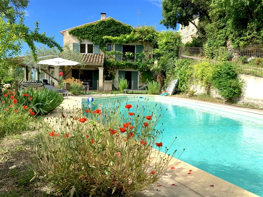 Uzès by foot ! Villa with large garden, swimming pool with stunning views over the valley
