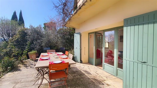 Uzès by foot ! Villa with large garden, swimming pool with stunning views over the valley