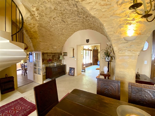 Uzès region, elegant village house in a peaceful hamlet, spacious and calm, 230m2, charming patio co