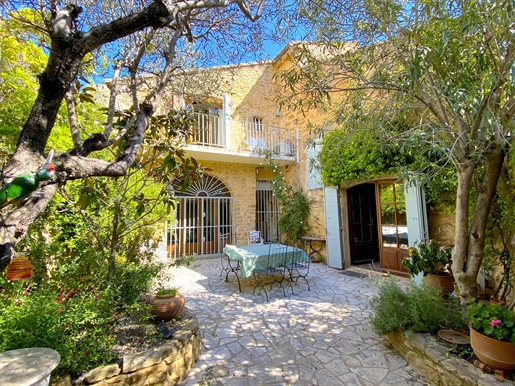 Uzès region, elegant village house in a peaceful hamlet, spacious and calm, 230m2, charming patio co