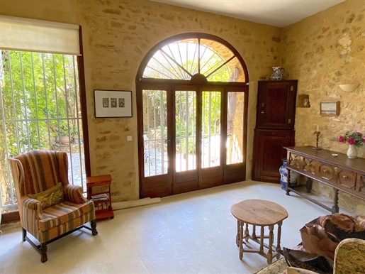 Uzès region, elegant village house in a peaceful hamlet, spacious and calm, 230m2, charming patio co