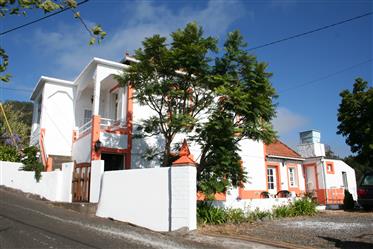 Traditionelles Haus und Grundstück mit Baugenehmigung