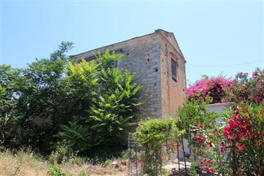 Oud, stenen huis in Gavalochori
