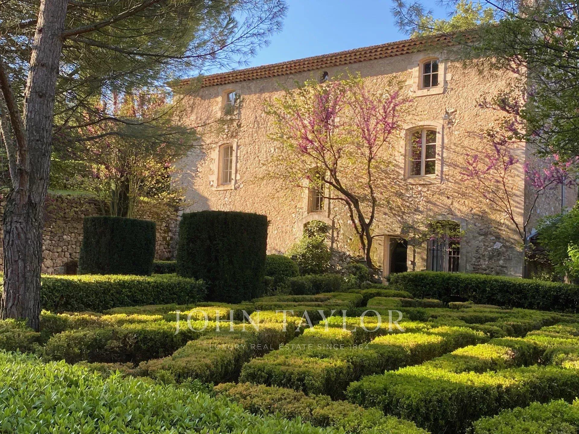 Historic Bastide dating from Xv-Xvii century in the heart of the Luberon.