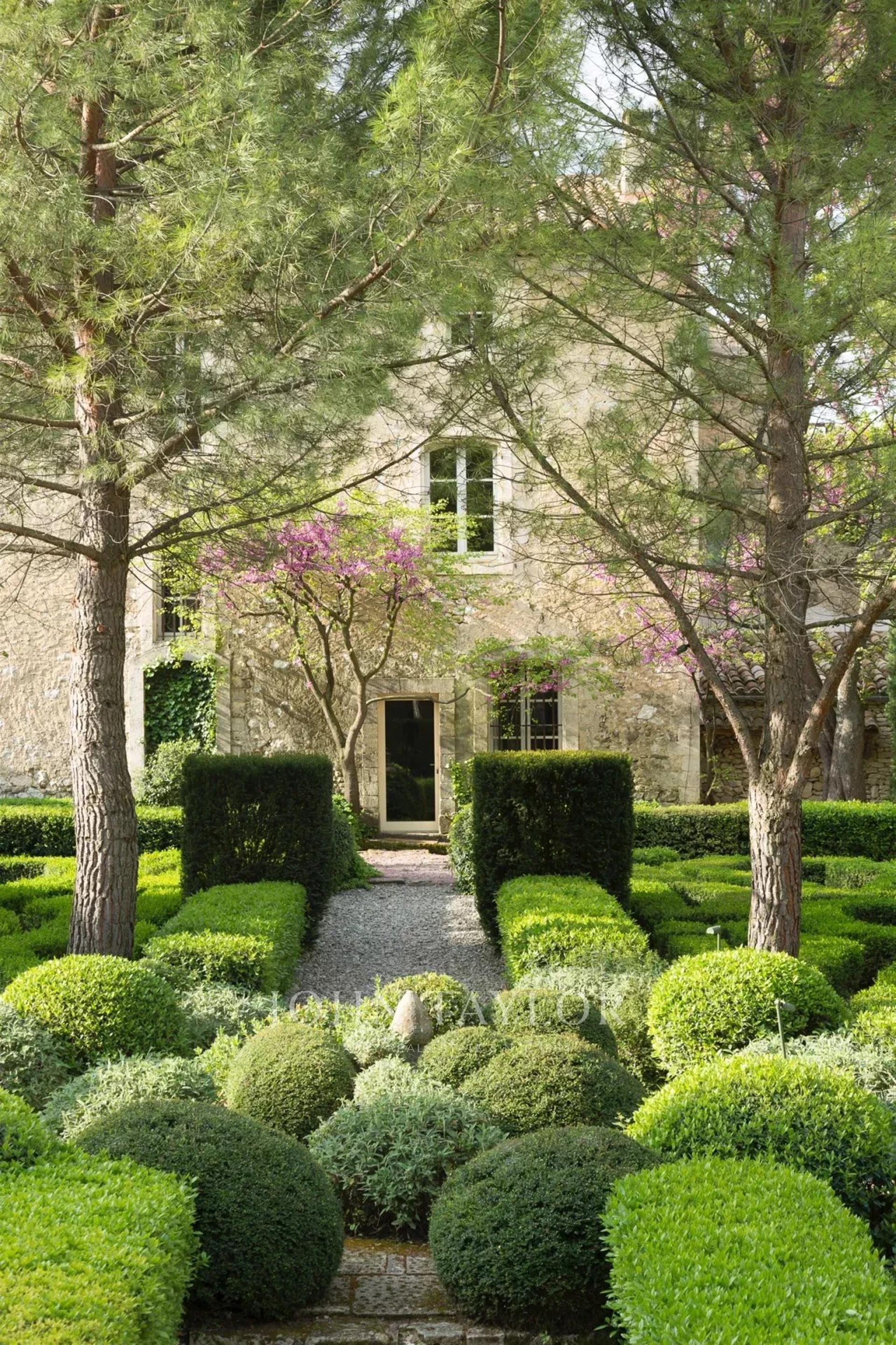 Historic Bastide dating from Xv-Xvii century in the heart of the Luberon.