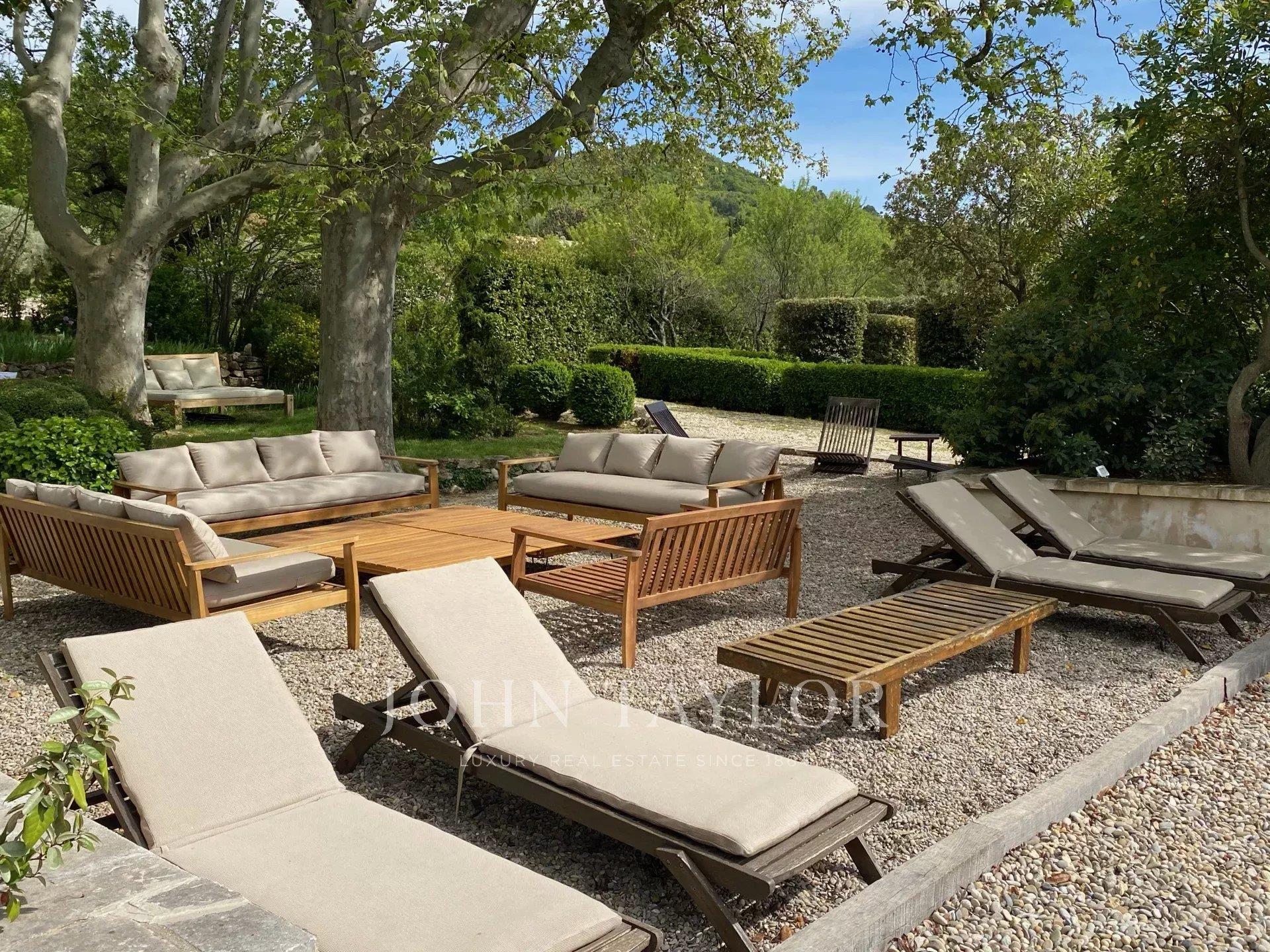 Historic Bastide dating from Xv-Xvii century in the heart of the Luberon.