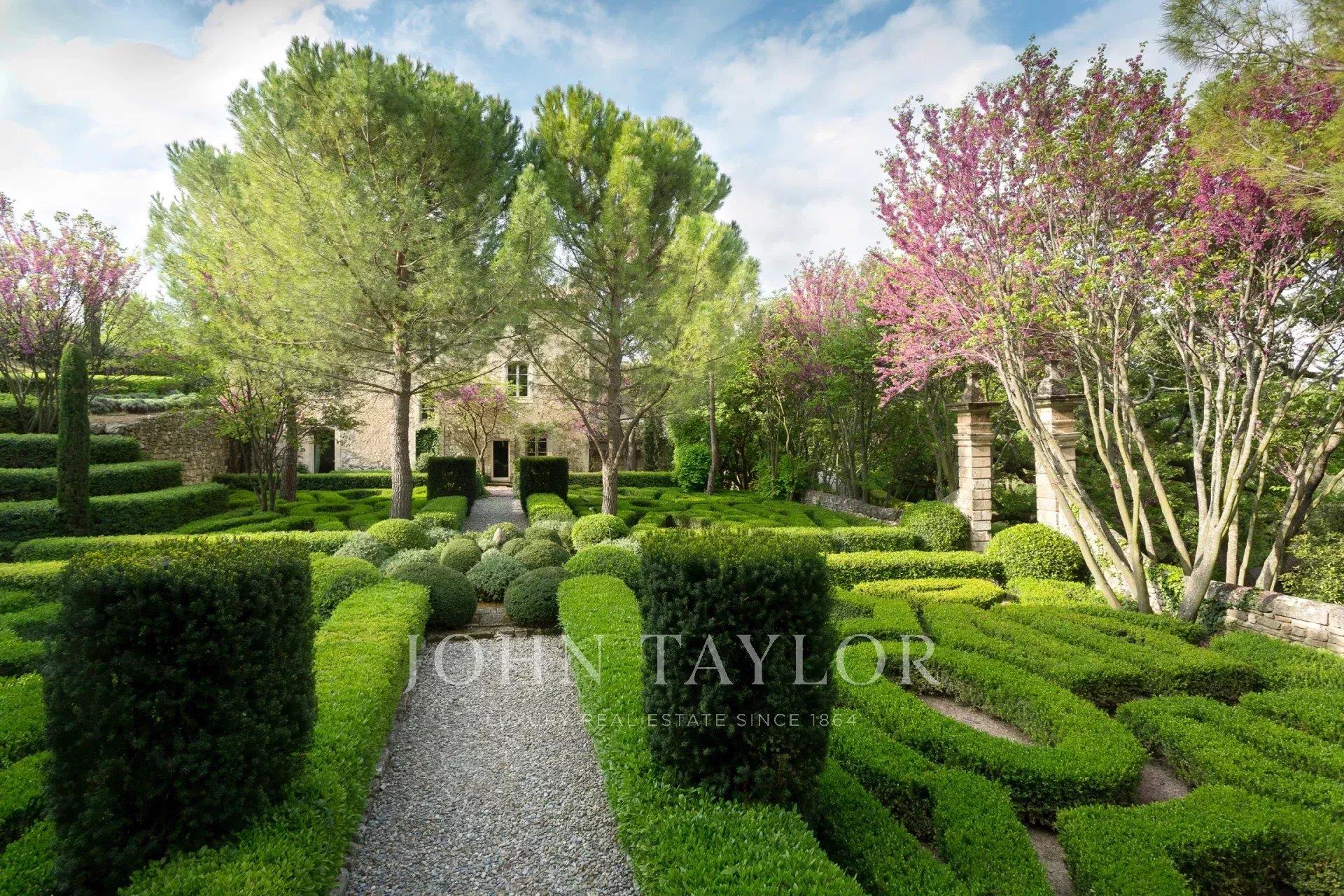 Historic Bastide dating from Xv-Xvii century in the heart of the Luberon.
