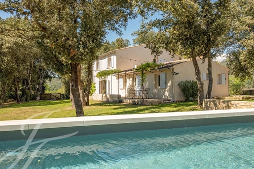 Lourmarin Magnifique maison à vendre de 218 m2 sur terrain avec piscine