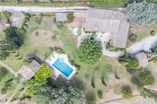 Mas en venta en Les Taillades con jardín con árboles, piscina y hermosa vista del Luberon